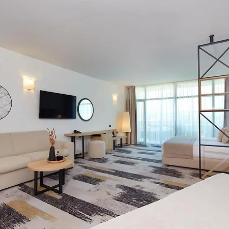 Hotel Marvel - Fully Renovated Free Beach Access Hotel 4*